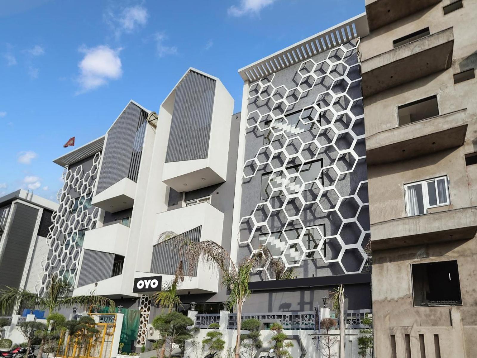 Hotel Grand Sun Plaza Embassy And Airport Drop