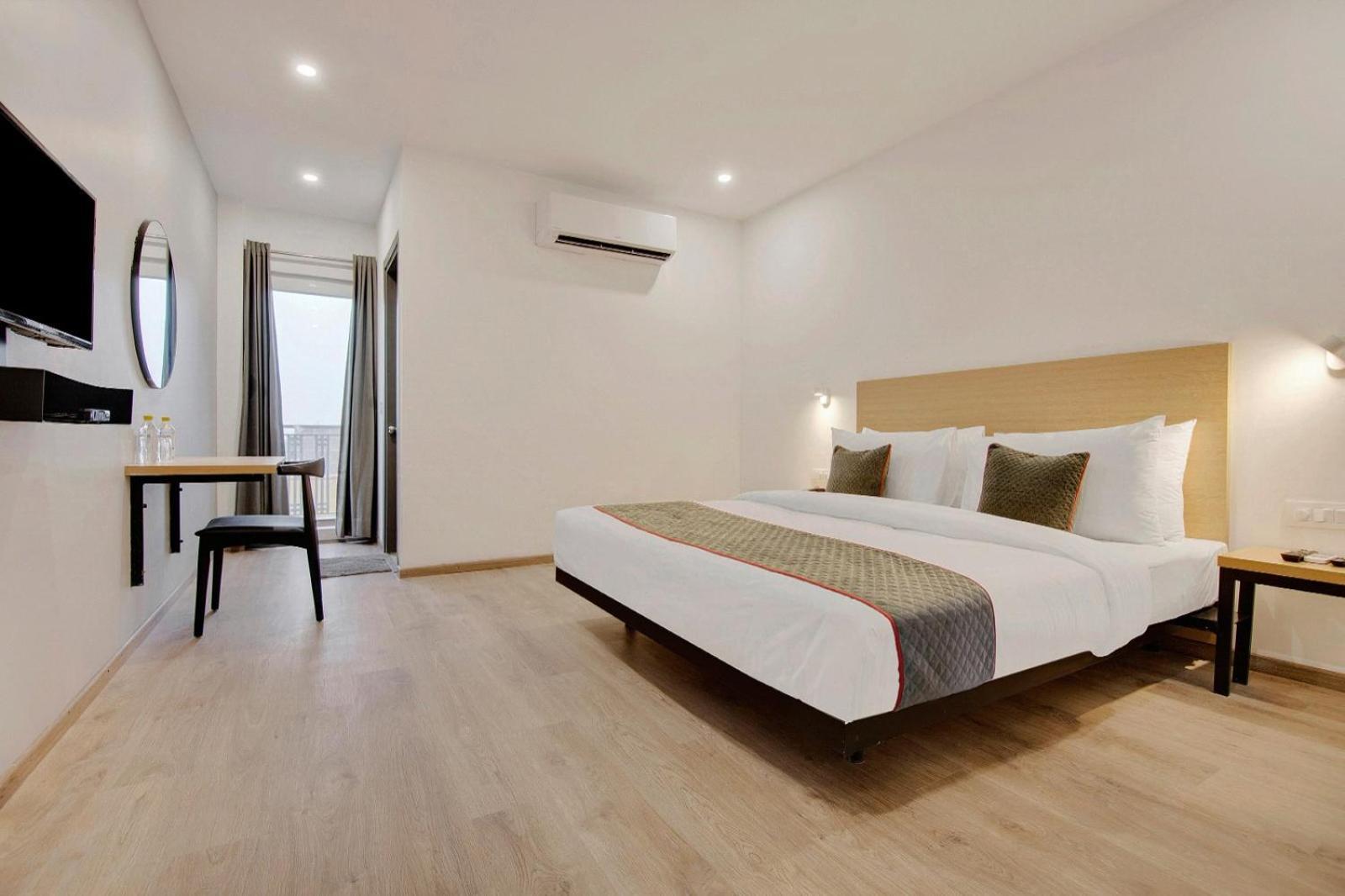 Grand Sun Plaza Embassy And Airport Drop * New Delhi